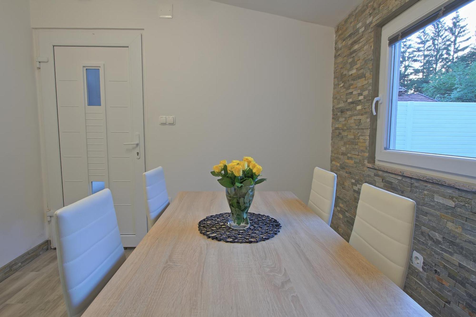 Guesthouse L&K Brinje Eksteriør bilde